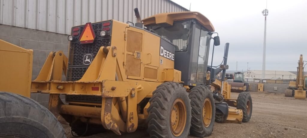 01 - MOTONIVELADORA JOHN DEERE 670D año 2009 - IBERO -