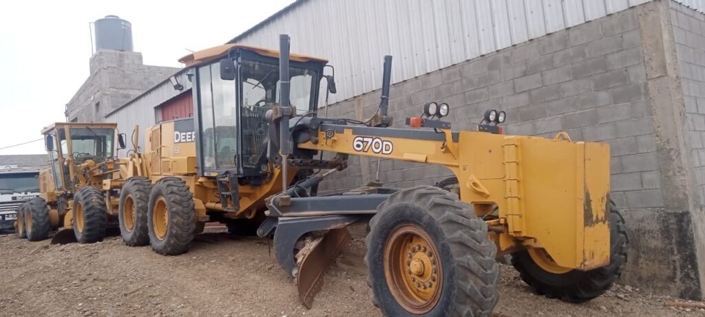 02 - MOTONIVELADORA JOHN DEERE 670D año 2009 - IBERO -