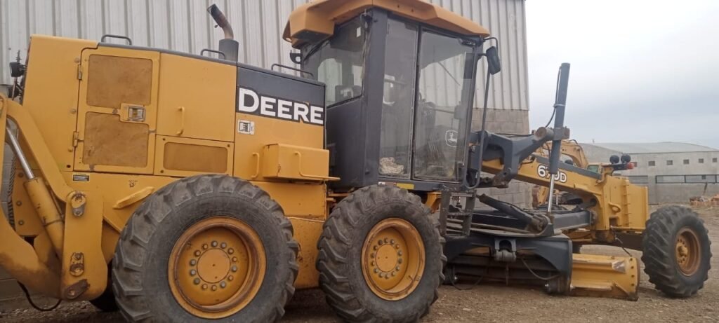 04 - MOTONIVELADORA JOHN DEERE 670D año 2009 - IBERO -
